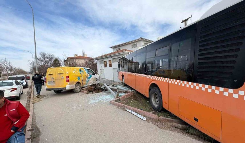 Kargo aracı belediye otobüsüne çarptı