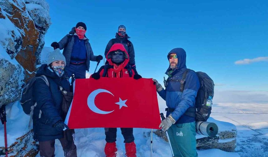Kırşehirli dağcılar, Gönül Dağı'nda İstiklal Marşı okudu