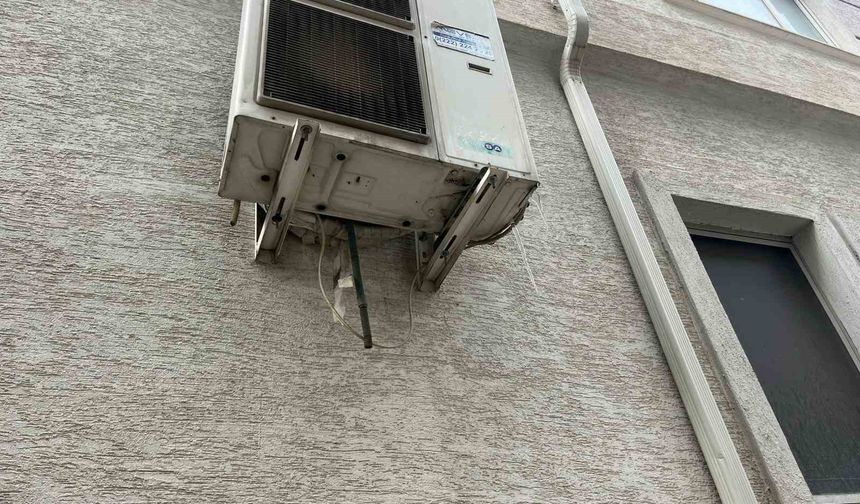 Klima suyu kaldırımı buz pistine çevirdi