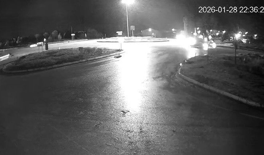 2 aracın çarpışma anı kameraya yansıdı