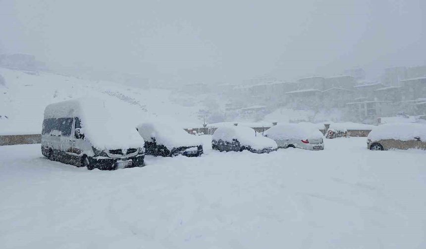 10 yılın en yoğun kar yağışı: Araçlar kar altında kaldı