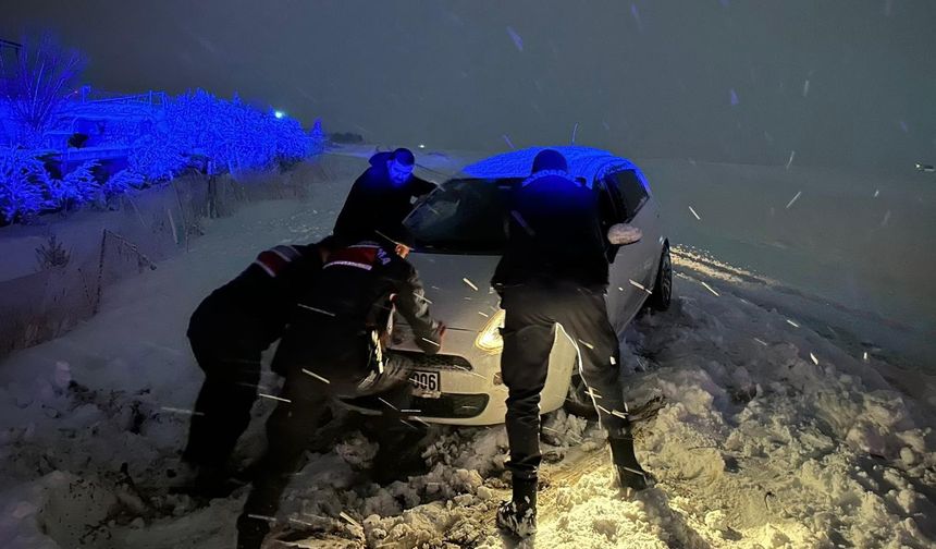 Mahsur kalan vatandaşları jandarma kurtardı