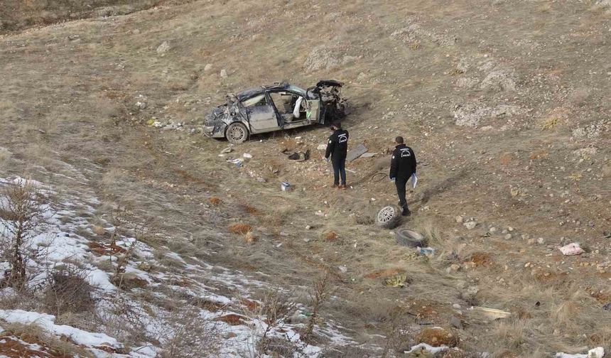 Lastiği patlayan otomobil şarampole uçtu: 1 ölü, 2 yaralı