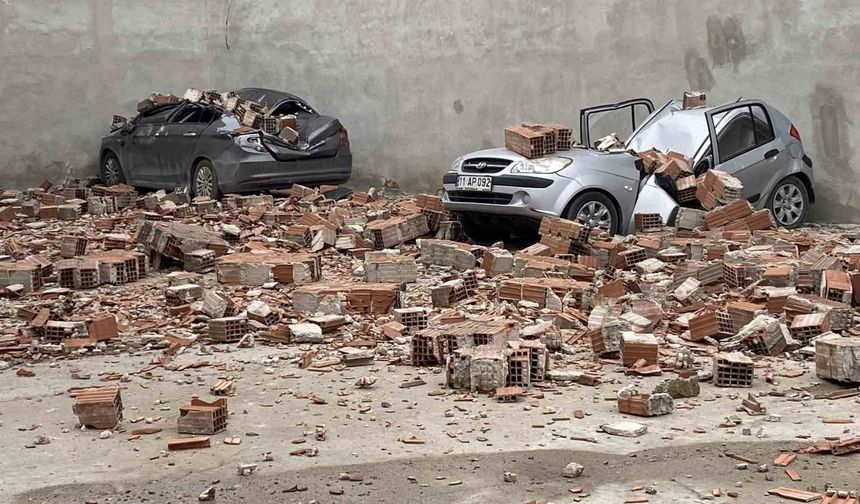 Metruk binanın çatı duvarı otoparka devrildi