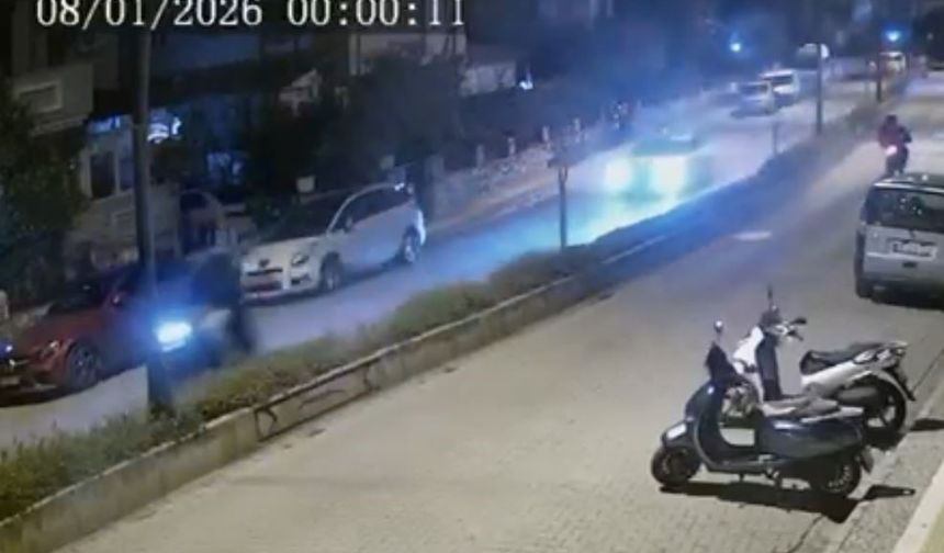 Otomobilin çarptığı motosikletli ve yolcusu metrelerce savruldu