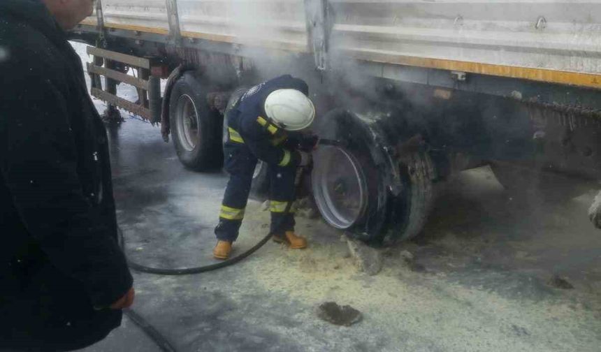 Seyir halindeki tırın lastikleri yandı