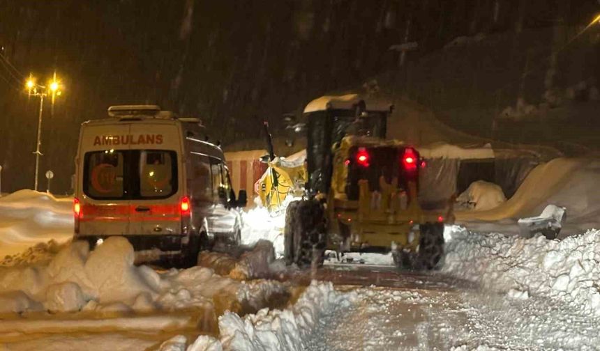 Yolda mahsur kalan ambulans 3 saat sonra kurtarıldı