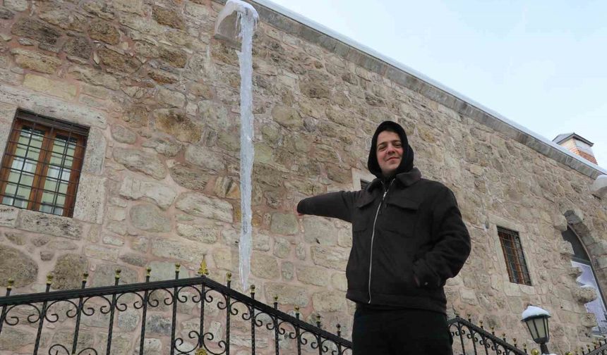 Soğuk hava 4 metreyi bulan buz sarkıtları oluşturdu