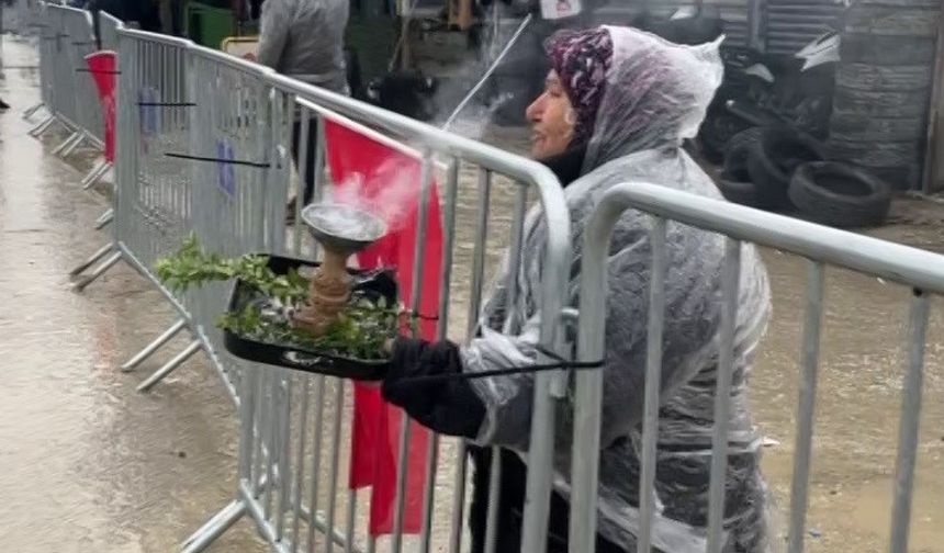 Kendini yakan kadın, 'abla yanıyorsun' uyarısına aldırış etmedi