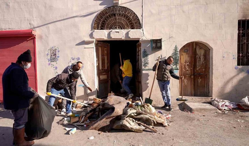Adrese giden ekipler, evden 28 kamyon atık çıkardı