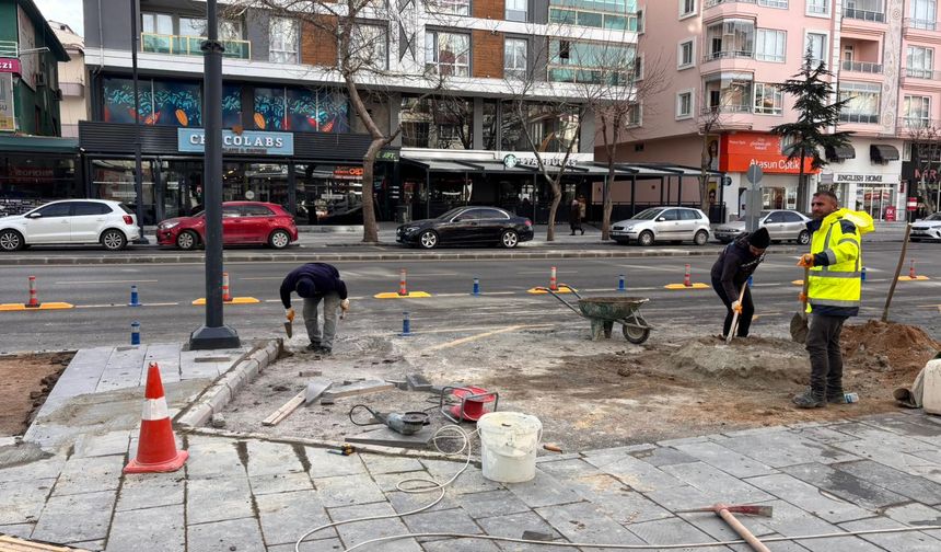 Niğde Belediyesi kaldırım düzenleme çalışmalarını sürdürüyor