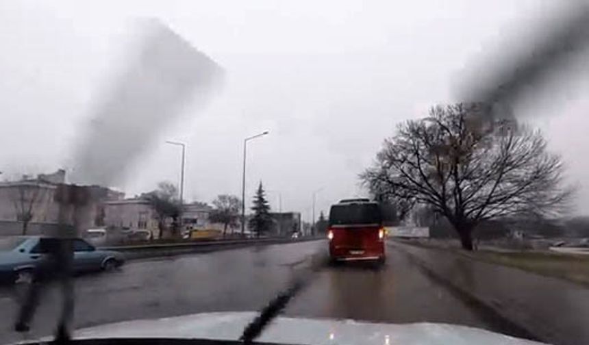 Yağış sonrası çevre yolu 'göle' döndü