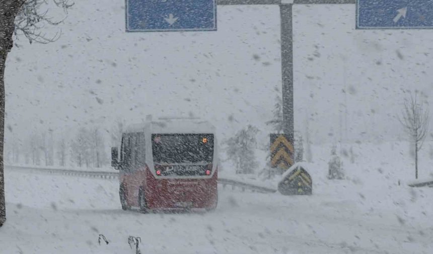 Yoğun kar kenti beyaza bürüdü