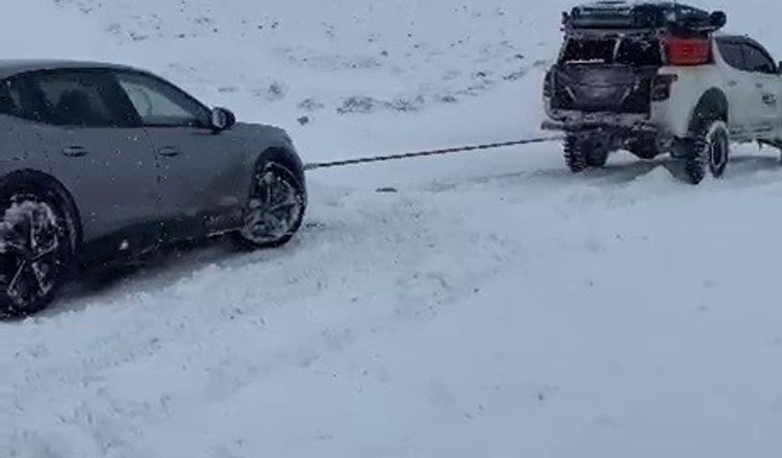 Yolda mahsur kalan sürücünün yardımına Off-Road ekibi yetişti