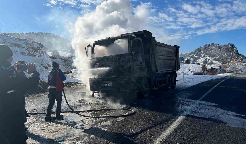 Kamyon yandı, kullanılamaz hale geldi