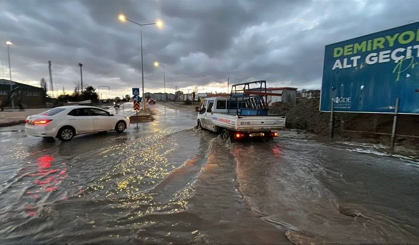Niğde’de sağanak ve fırtına etkili oldu