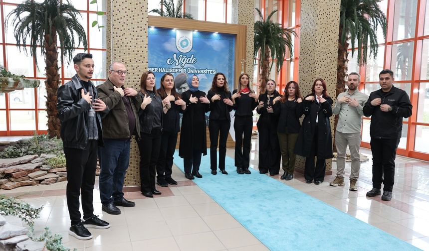 İşitme engelli öğrencilerin hayatlarını kolaylaştırmak için işaret dili öğreniyorlar