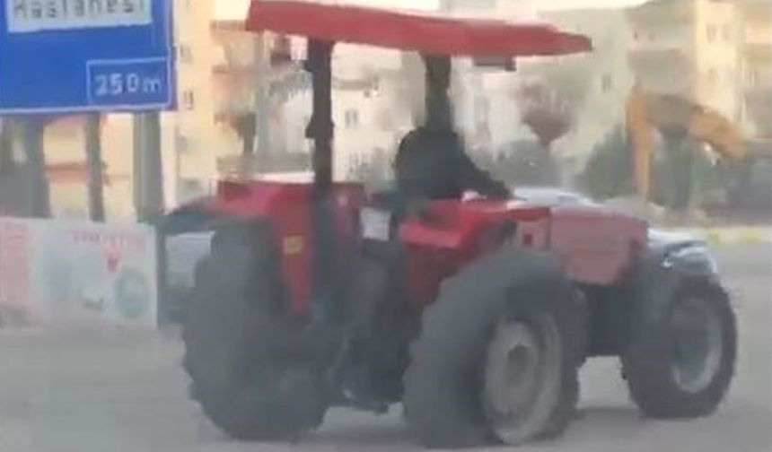 Şaşkına çeviren görüntü: Traktör 3 tekerle ilerledi