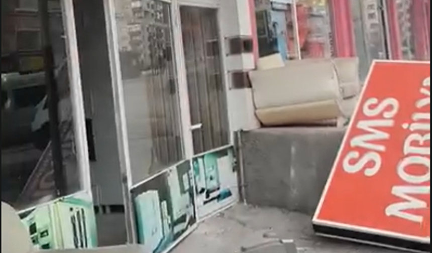 Niğde’de fırtına tabelayı devirdi