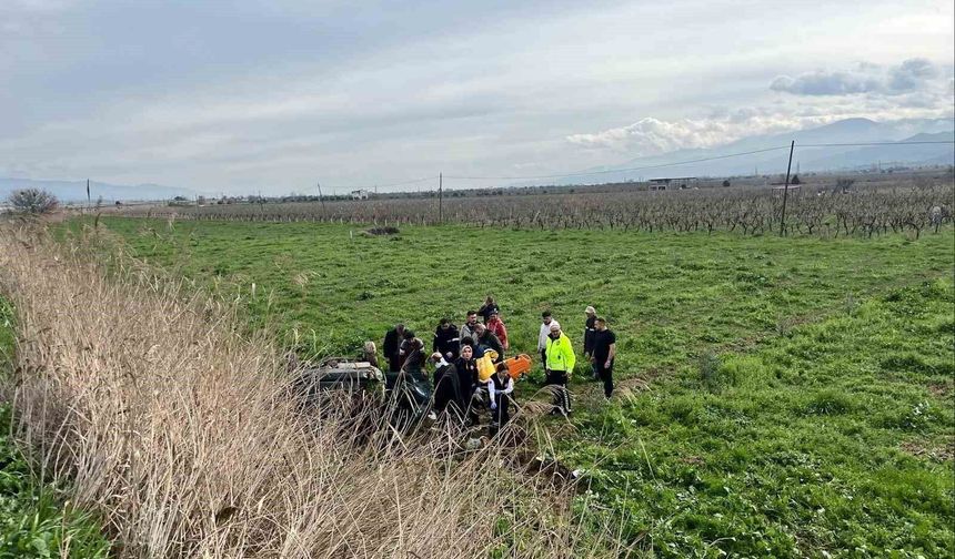 Otomobil tarlaya uçtu: 2 yaralı