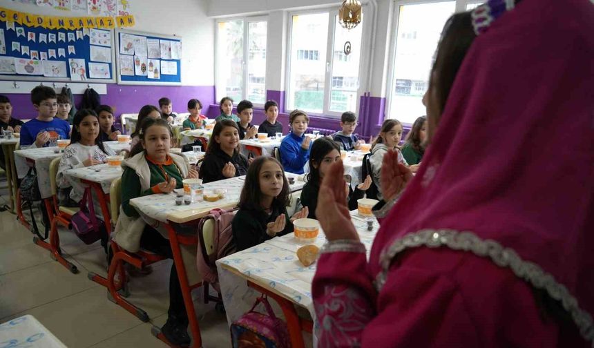 Minik öğrenciler ilk kez 'tekne orucu' tutmanın sevincini yaşadı