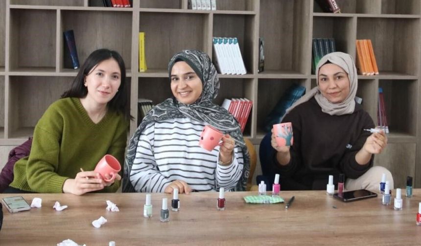 Öğrenciler kupa boyama etkinliğinde bir araya geldi