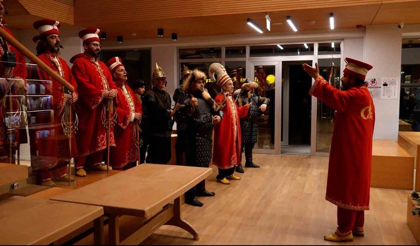 Öğrenciler marşla girdi, mehterle karşılandı