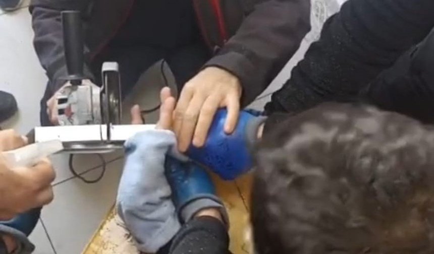 Parmağı akıllı tahtaya sıkışan öğrenci itfaiye ekiplerince kurtarıldı