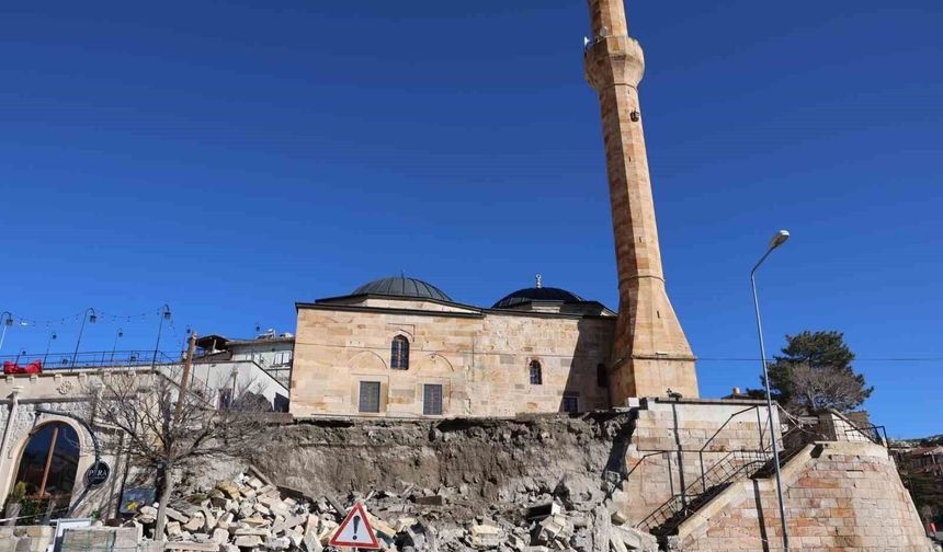 Tarihi caminin istinat duvarı çöktü, o anlar kameralara yansıdı