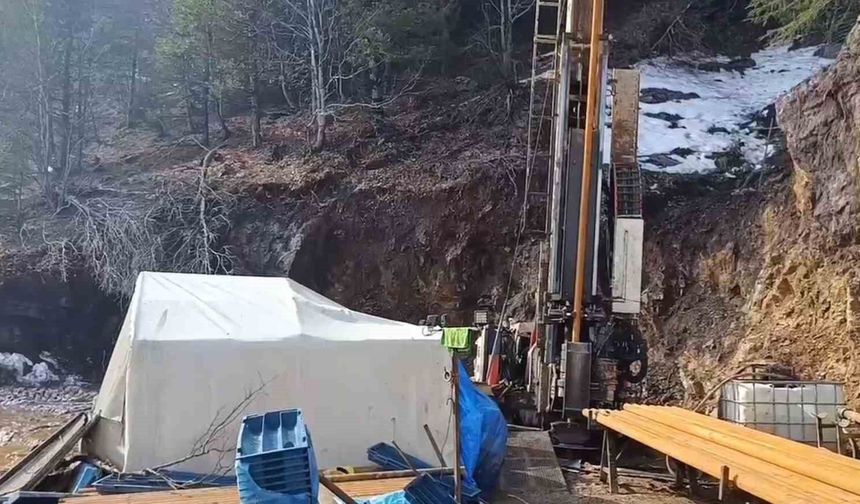 Üzerine kaya düşen işçi öldü