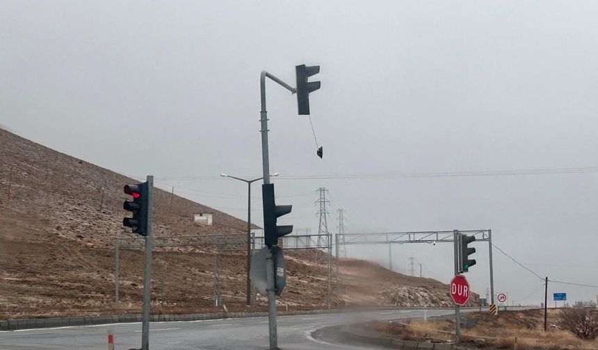 Niğde’de kazada trafik ışığı zarar gördü