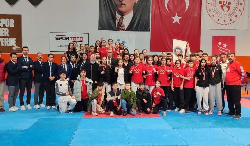 Niğde’de genç taekwondocular grup bileti aldı
