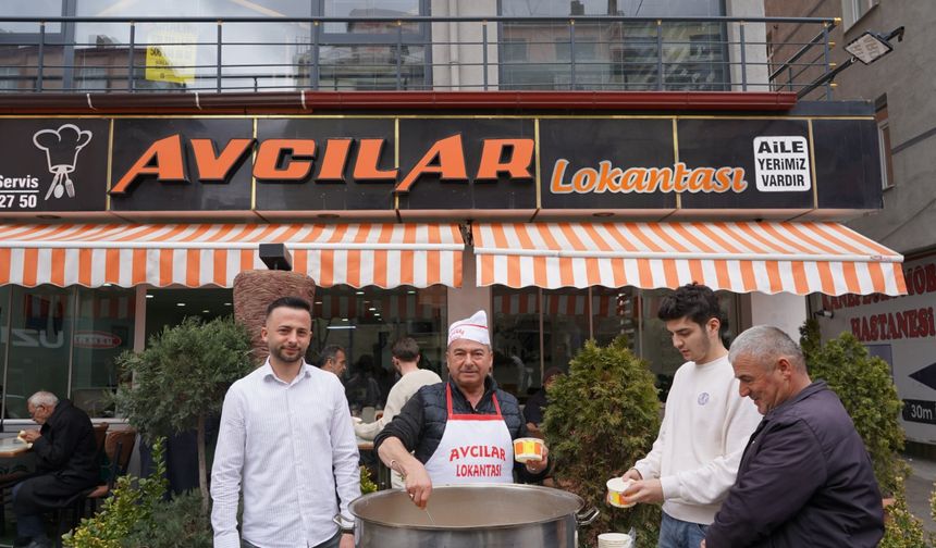 Niğde’de deprem şehitleri için aşure dağıtıldı