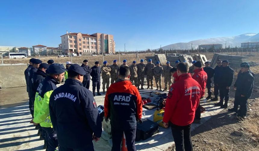 Niğde'de jandarma personeline enkazda arama kurtarma eğitimi
