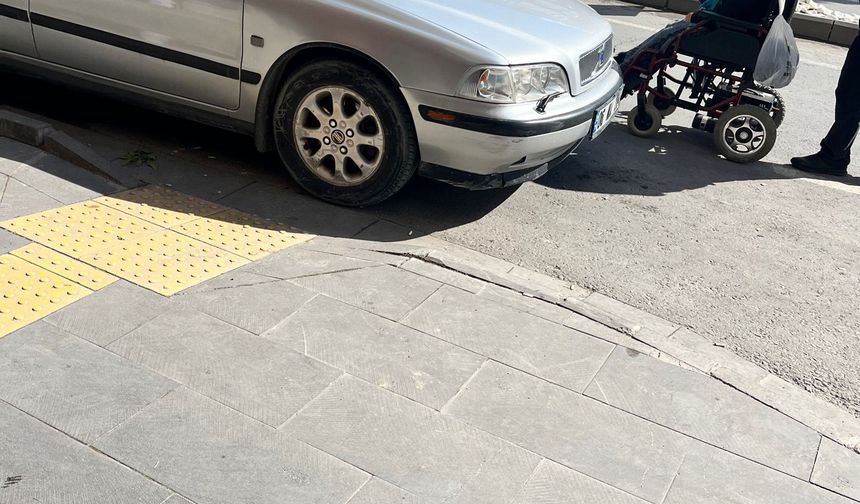 Bor'da geçiş noktasını kapatan otomobil tepki çekti!