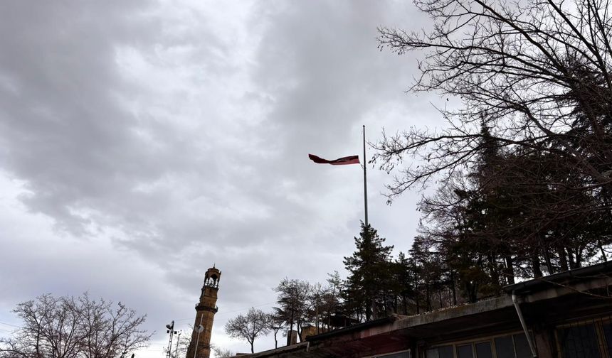 Şiddetli rüzgâr bayrakları yırttı