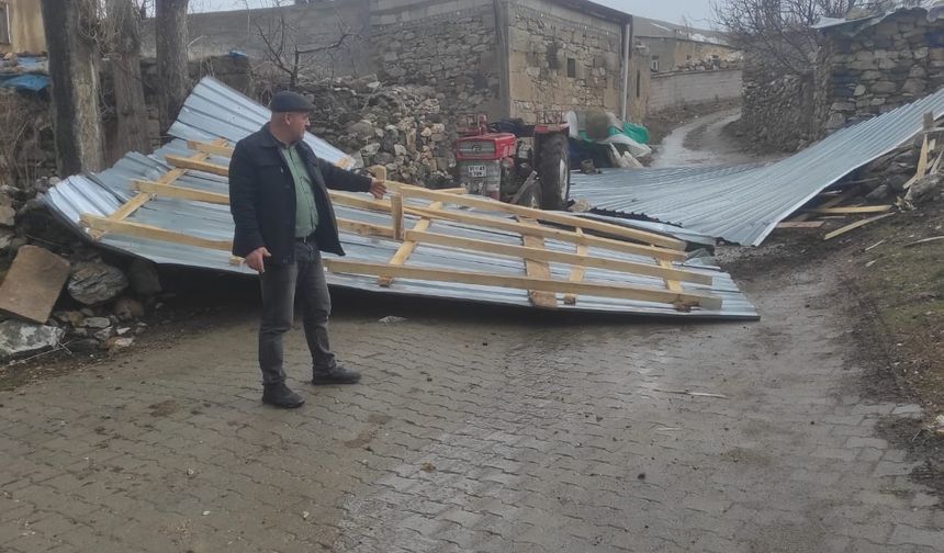 Himmetli köyünde fırtına çatı uçurdu