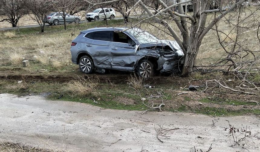 Sazlıca’da TIR ile otomobil çarpıştı: 2 yaralı