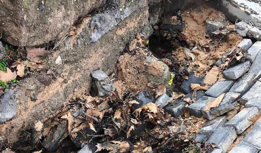 Niğde’de yağış sonrası kaldırımda çökme oluştu