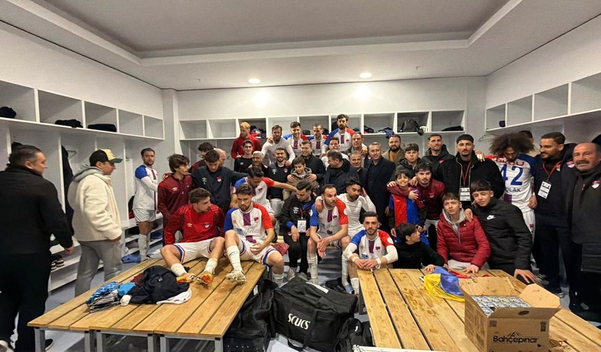 Galibiyet sonrası Vali Akmeşe, soyunma odasında sporcuları tebrik etti