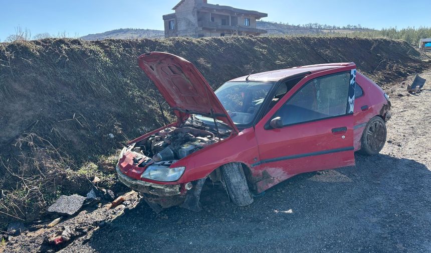 Yolda oluşan çukur kazaya neden oldu: 2 yaralı
