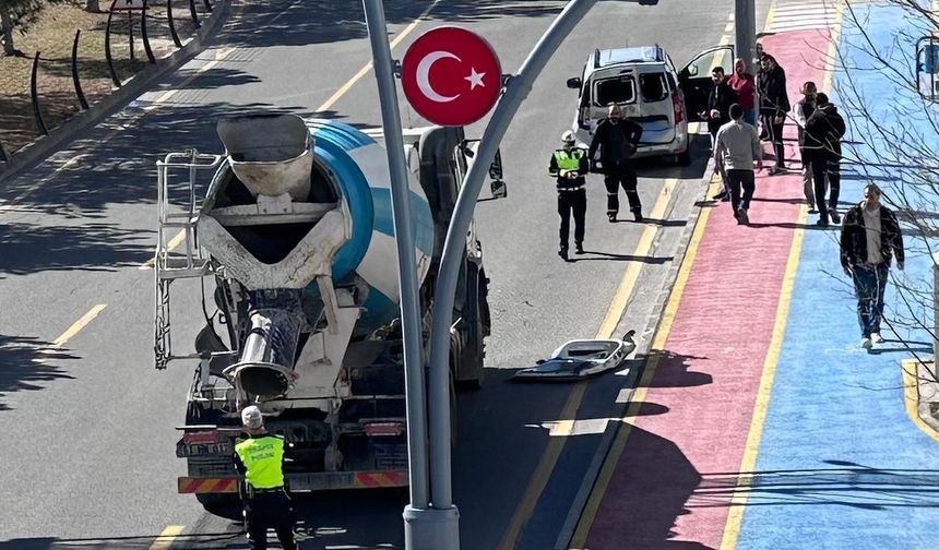 Niğde’de beton mikseri hafif ticari araca çarptı: 1 yaralı