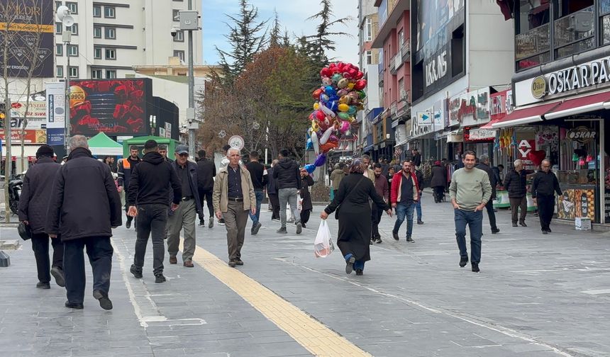 Niğdeliler çarşıya akın etti