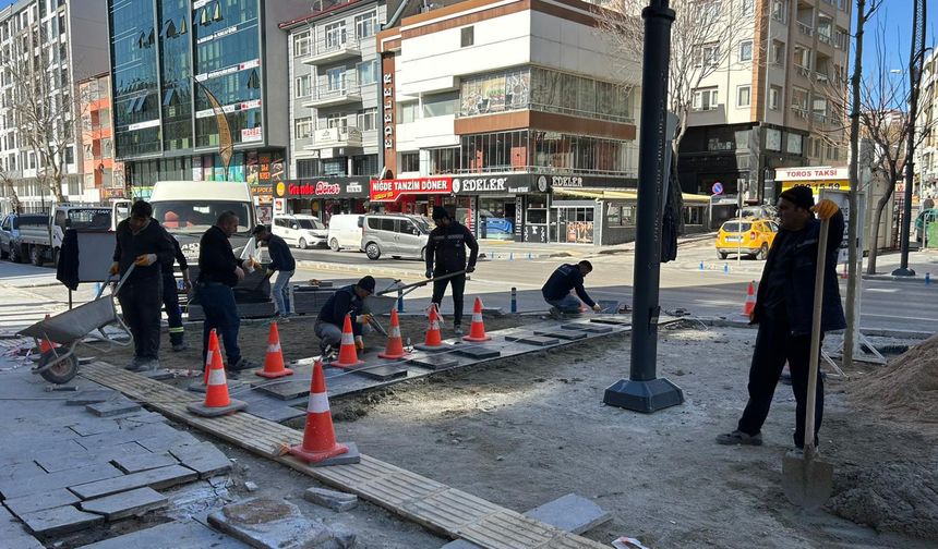Niğde’de Dr. Sami Yağız Caddesi’nde kaldırım düzenlemesi