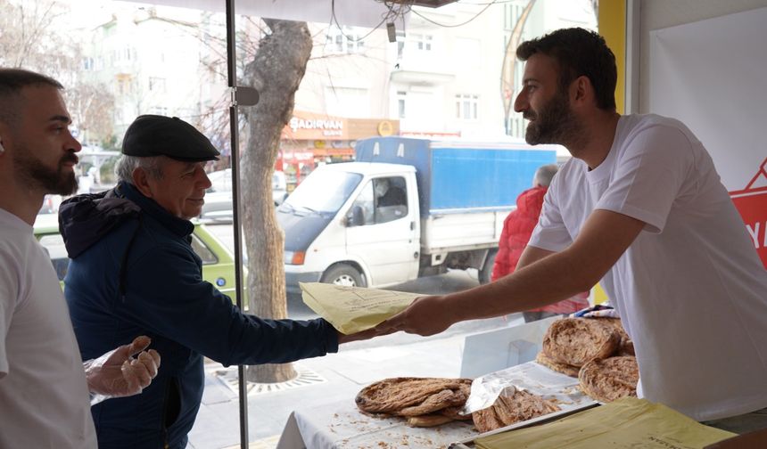 Niğde’de bin kişiye tahinli pide dağıtıldı
