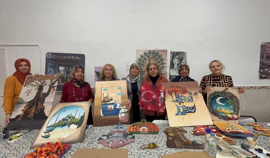 Niğde’de döküm rölyef kursunda kursiyerler üreterek sosyalleşiyor