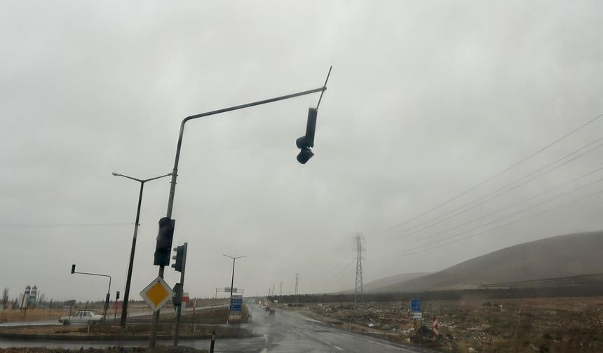 Niğde’de trafik ışıkları fırtınada zarar gördü