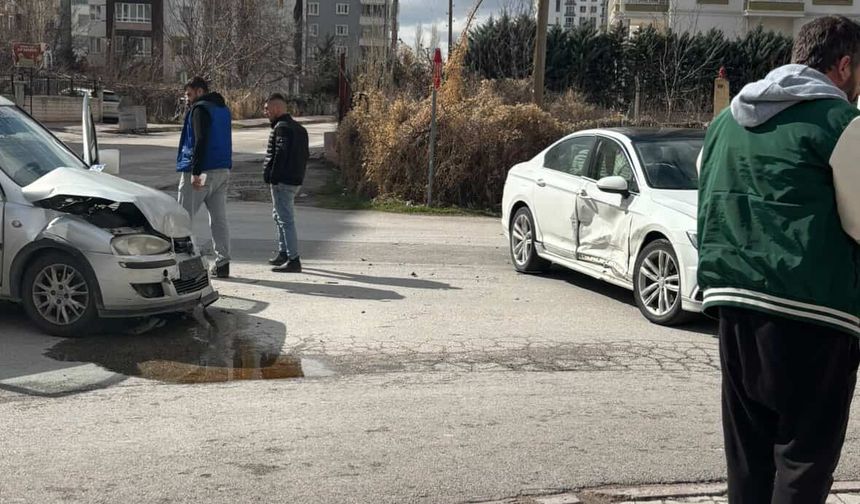 Niğde’de iki araç çarpıştı, şans eseri yaralanan olmadı