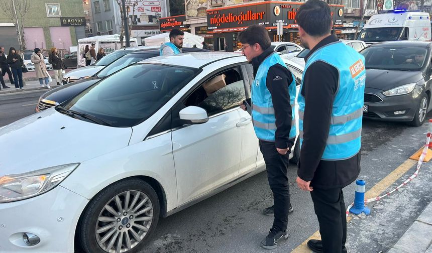 AK Parti Niğde İl Gençlik Kolları’ndan trafikte iftara yetişemeyenlere ikram