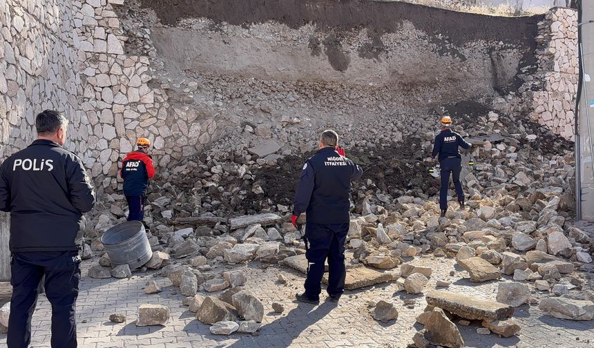 Niğde Kalesi’nde istinat duvarı çöktü